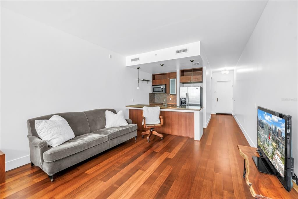 For Sale: $319,000 (1 beds, 1 baths, 622 Square Feet)
