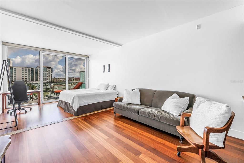 For Sale: $319,000 (1 beds, 1 baths, 622 Square Feet)