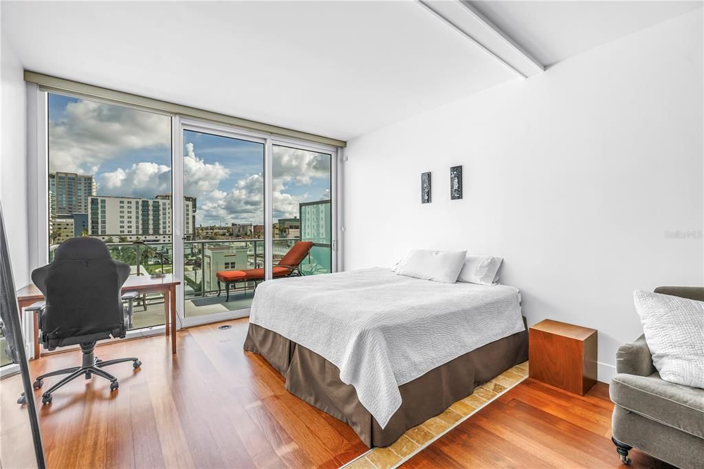 For Sale: $319,000 (1 beds, 1 baths, 622 Square Feet)