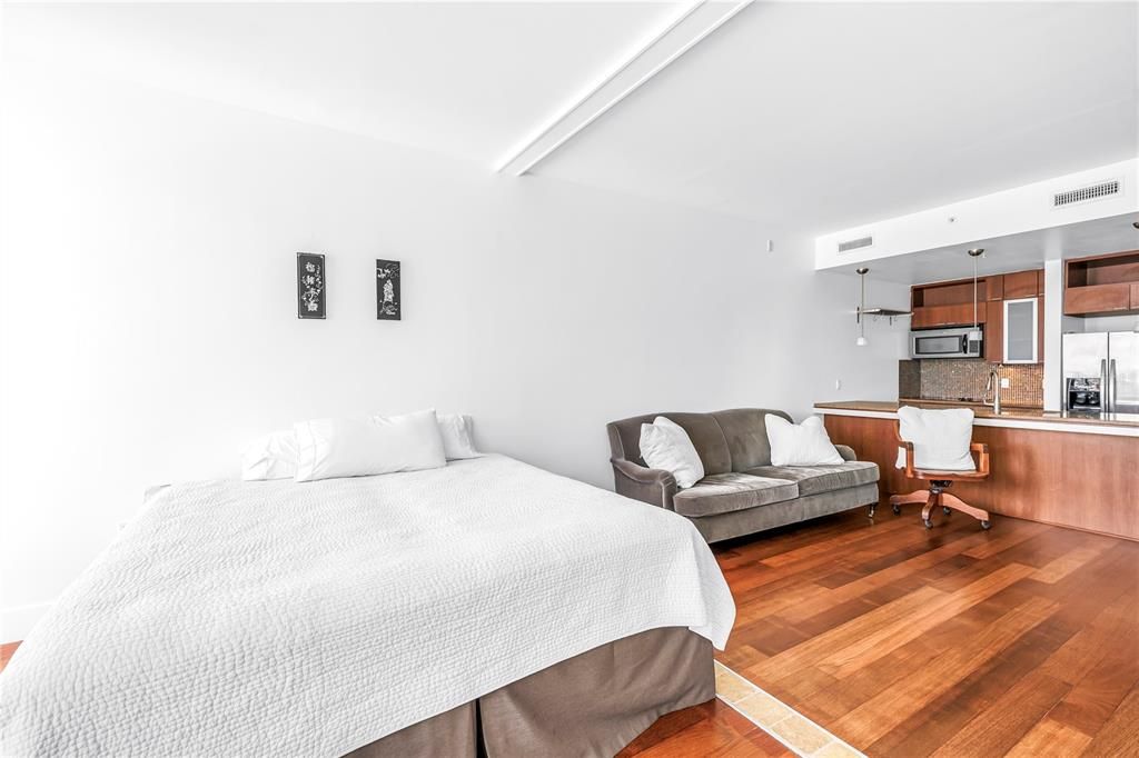 For Sale: $319,000 (1 beds, 1 baths, 622 Square Feet)