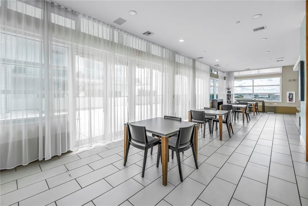 For Sale: $319,000 (1 beds, 1 baths, 622 Square Feet)
