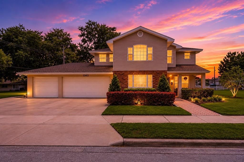 For Sale: $489,900 (4 beds, 2 baths, 2900 Square Feet)