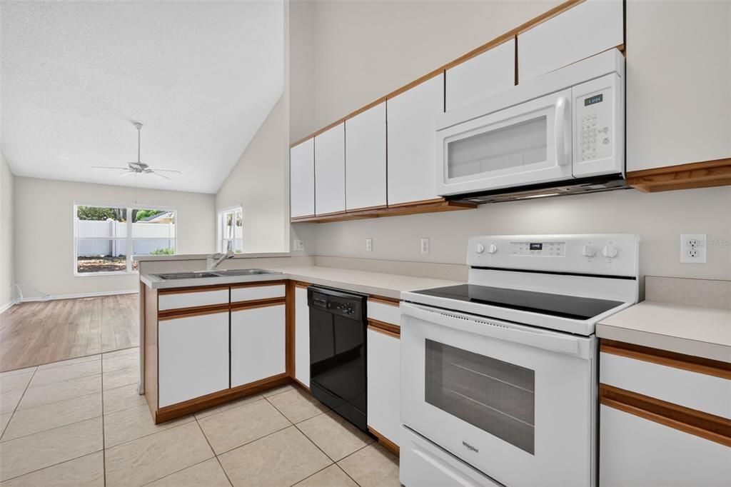 For Sale: $318,000 (3 beds, 2 baths, 1727 Square Feet)