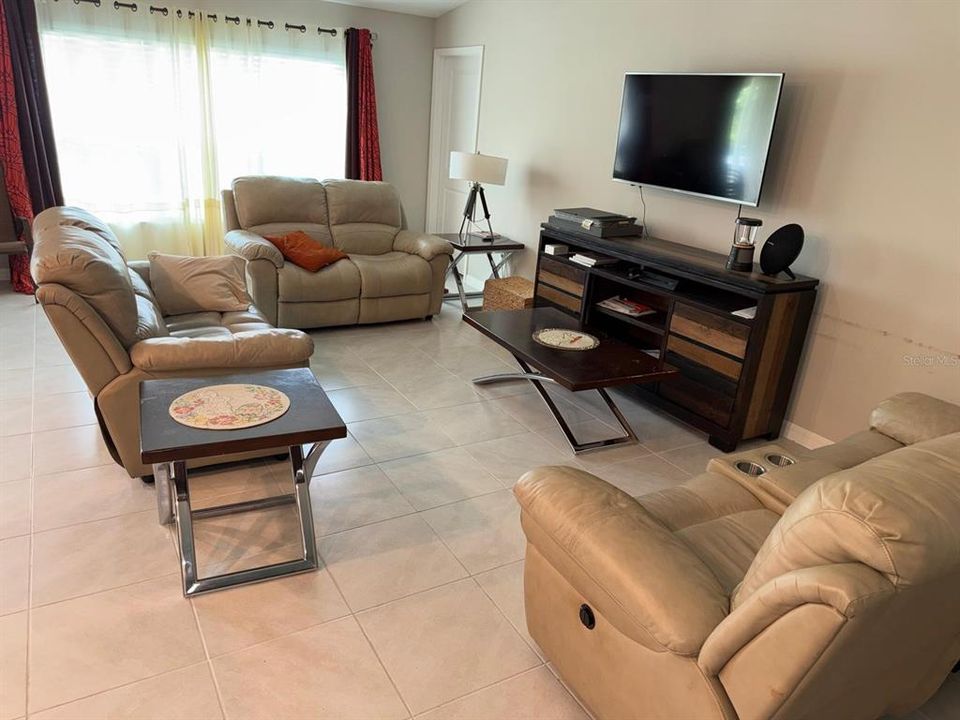 For Rent: $2,990 (4 beds, 2 baths, 1935 Square Feet)