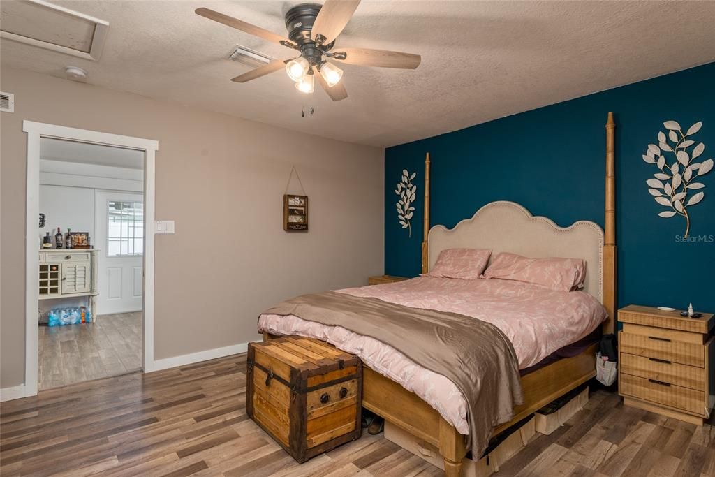 For Sale: $390,000 (3 beds, 2 baths, 1691 Square Feet)