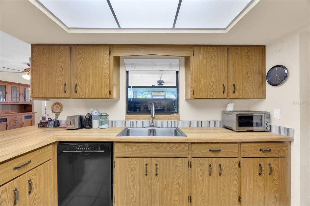 For Sale: $325,000 (2 beds, 2 baths, 1665 Square Feet)