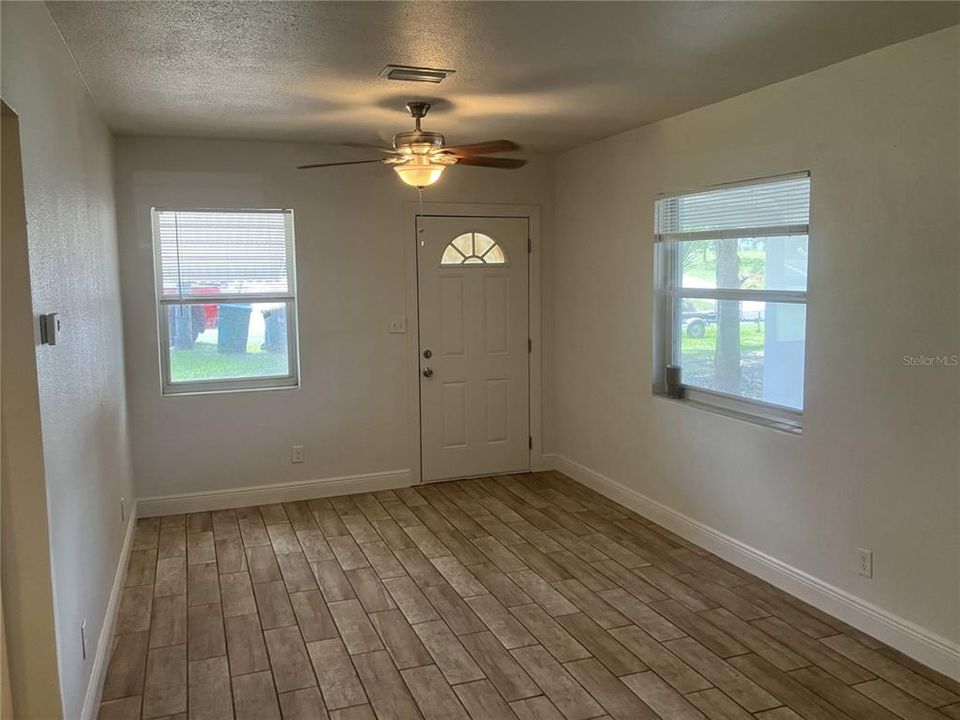 For Rent: $1,300 (3 beds, 1 baths, 792 Square Feet)