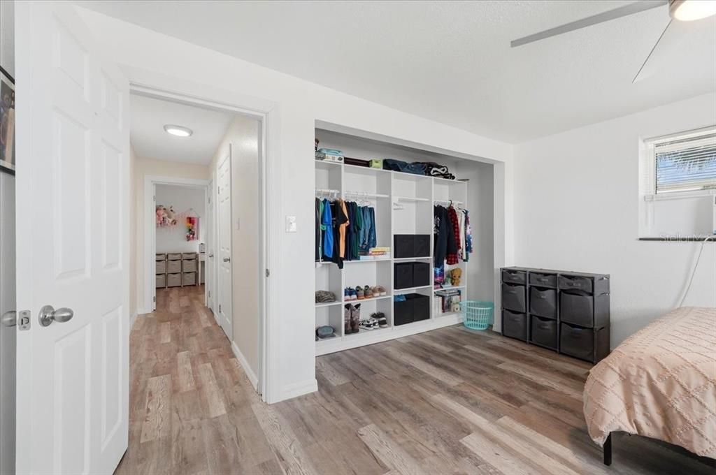 For Sale: $350,000 (5 beds, 3 baths, 2532 Square Feet)
