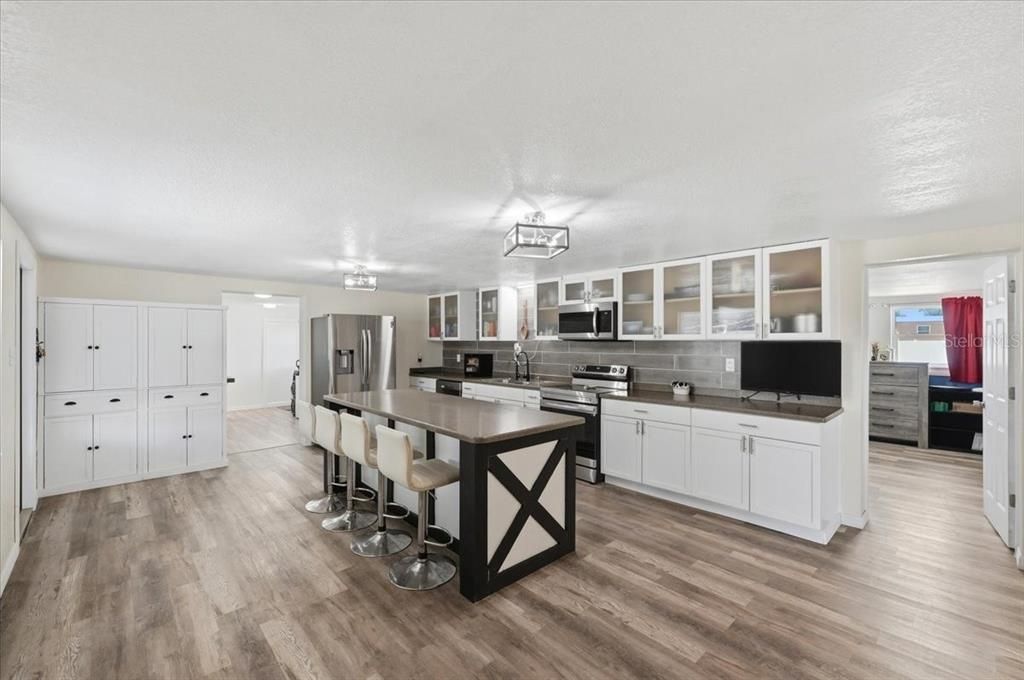 For Sale: $350,000 (5 beds, 3 baths, 2532 Square Feet)