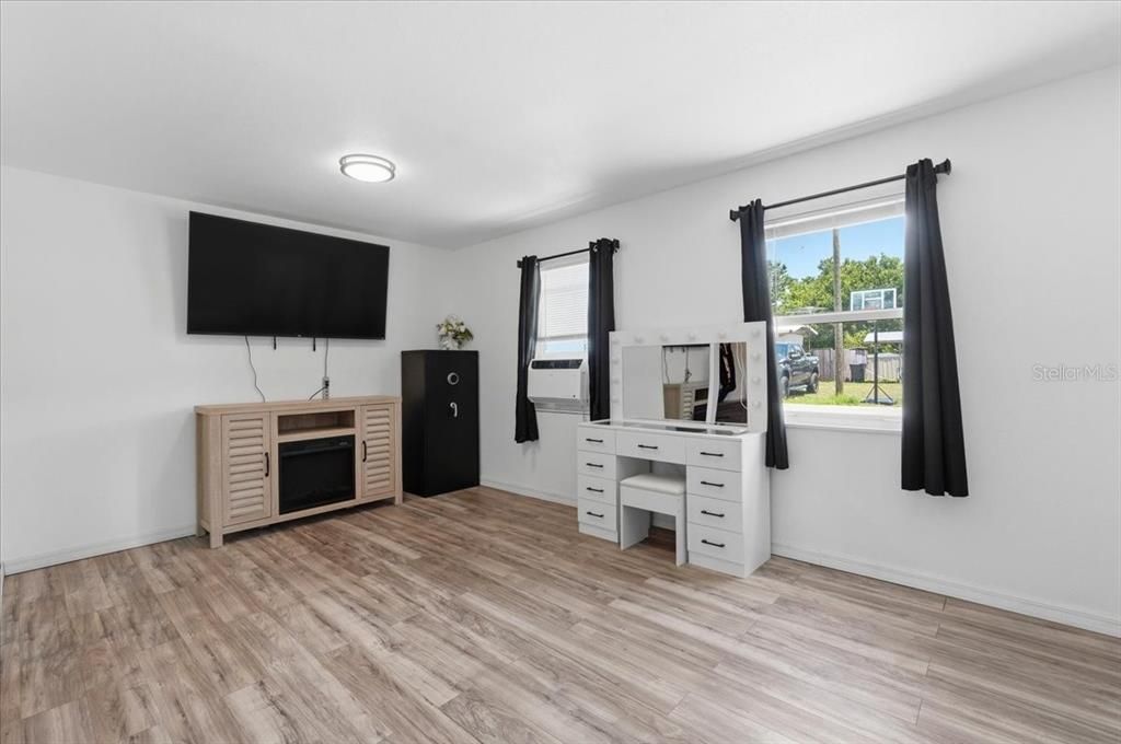 For Sale: $350,000 (5 beds, 3 baths, 2532 Square Feet)