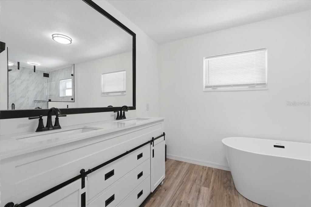 For Sale: $350,000 (5 beds, 3 baths, 2532 Square Feet)