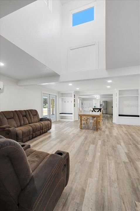 For Sale: $350,000 (5 beds, 3 baths, 2532 Square Feet)