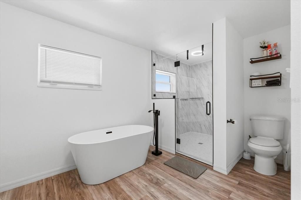 For Sale: $350,000 (5 beds, 3 baths, 2532 Square Feet)