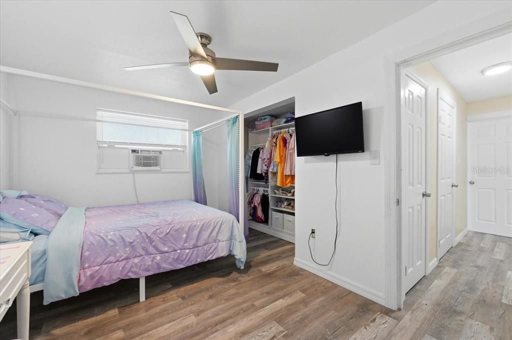 For Sale: $350,000 (5 beds, 3 baths, 2532 Square Feet)