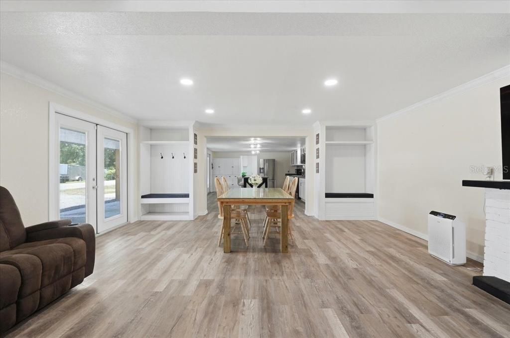 For Sale: $350,000 (5 beds, 3 baths, 2532 Square Feet)