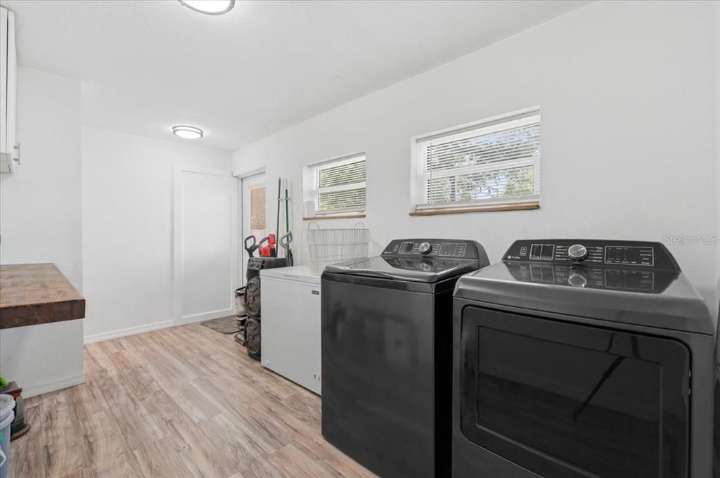 For Sale: $350,000 (5 beds, 3 baths, 2532 Square Feet)