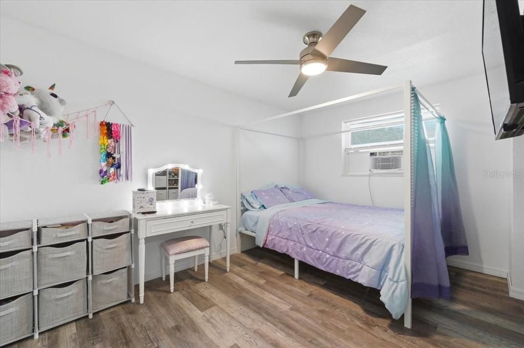 For Sale: $350,000 (5 beds, 3 baths, 2532 Square Feet)