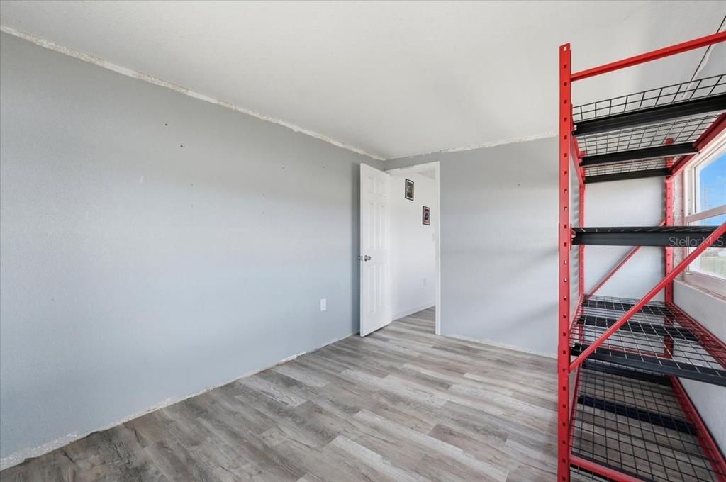 For Sale: $350,000 (5 beds, 3 baths, 2532 Square Feet)