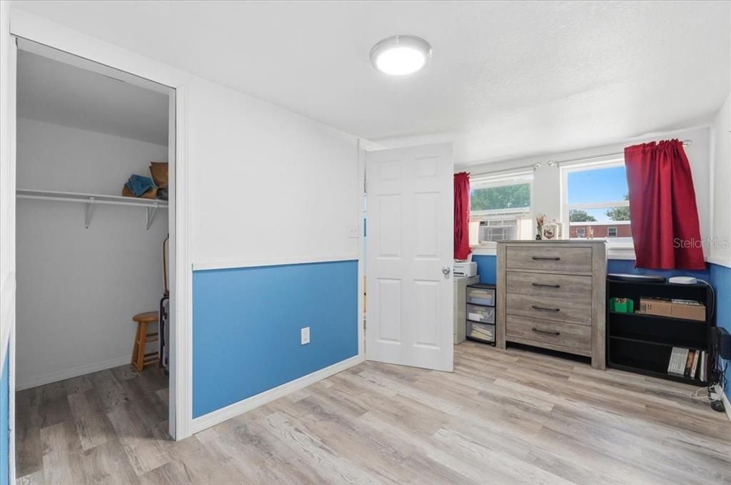 For Sale: $350,000 (5 beds, 3 baths, 2532 Square Feet)