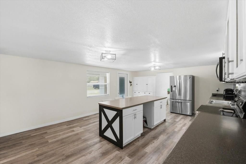 For Sale: $350,000 (5 beds, 3 baths, 2532 Square Feet)