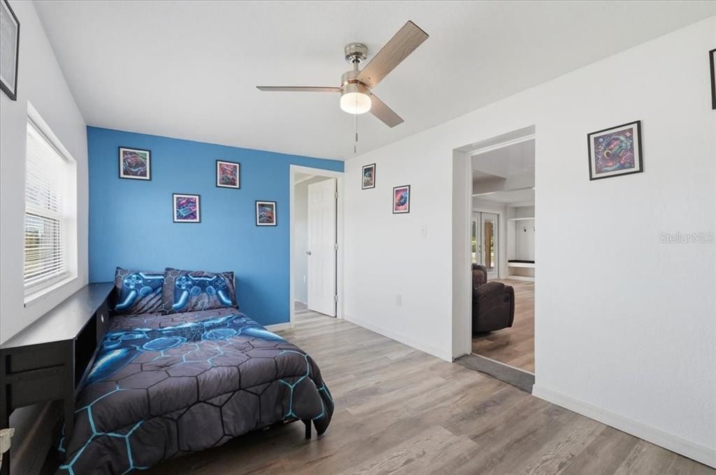 For Sale: $350,000 (5 beds, 3 baths, 2532 Square Feet)