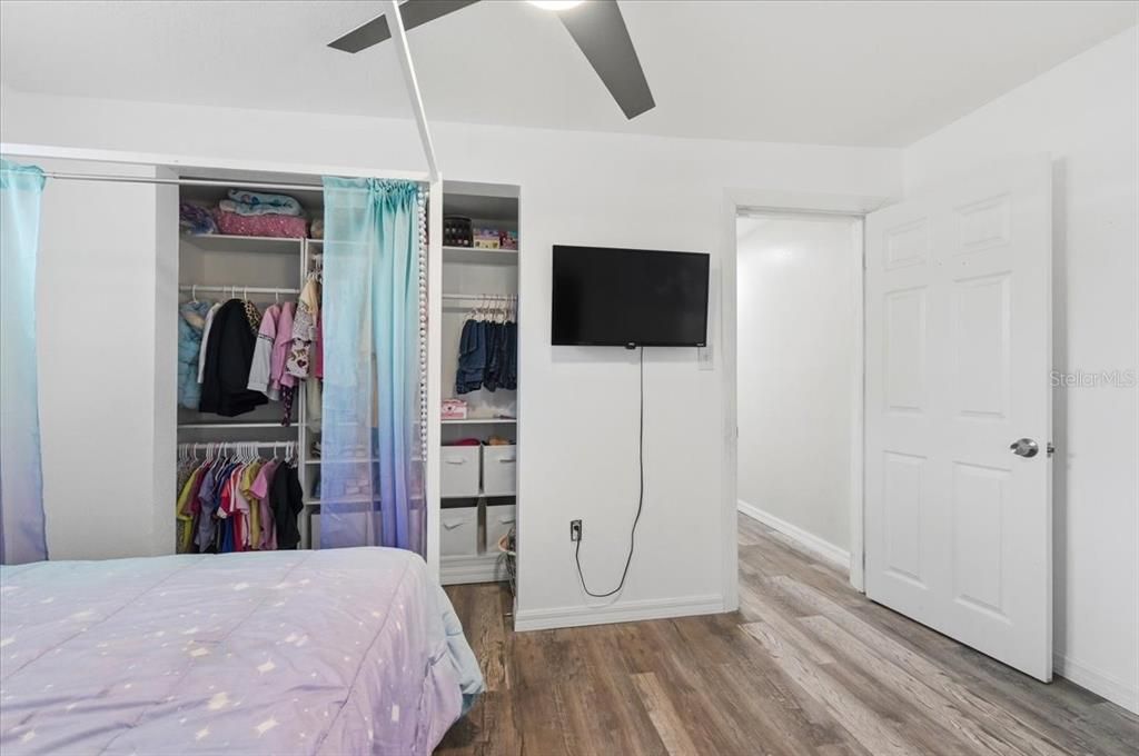 For Sale: $350,000 (5 beds, 3 baths, 2532 Square Feet)