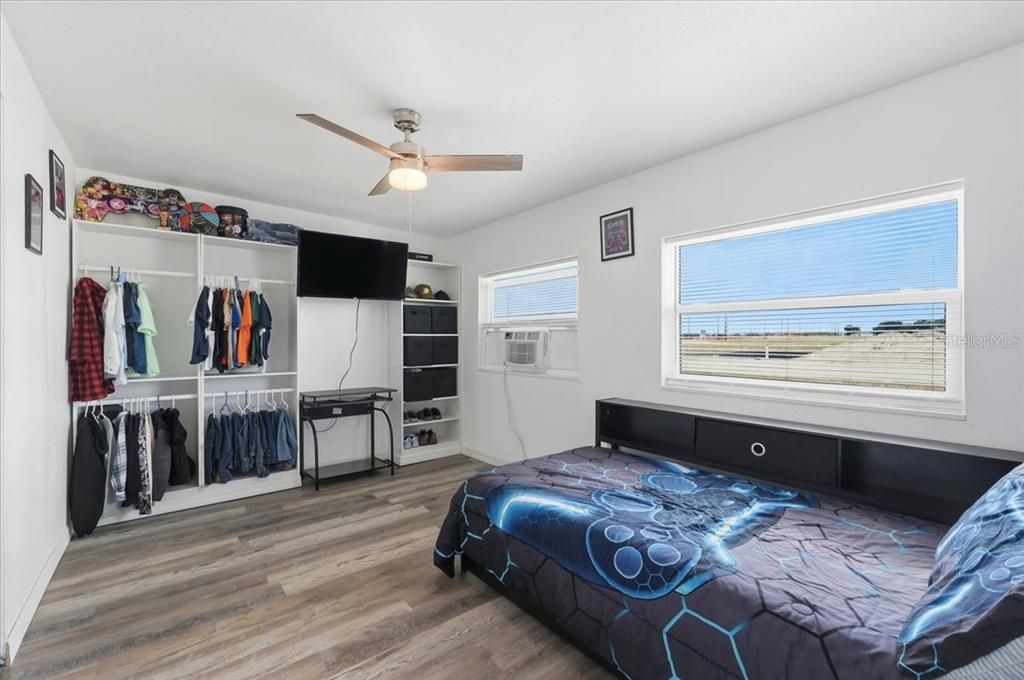 For Sale: $350,000 (5 beds, 3 baths, 2532 Square Feet)
