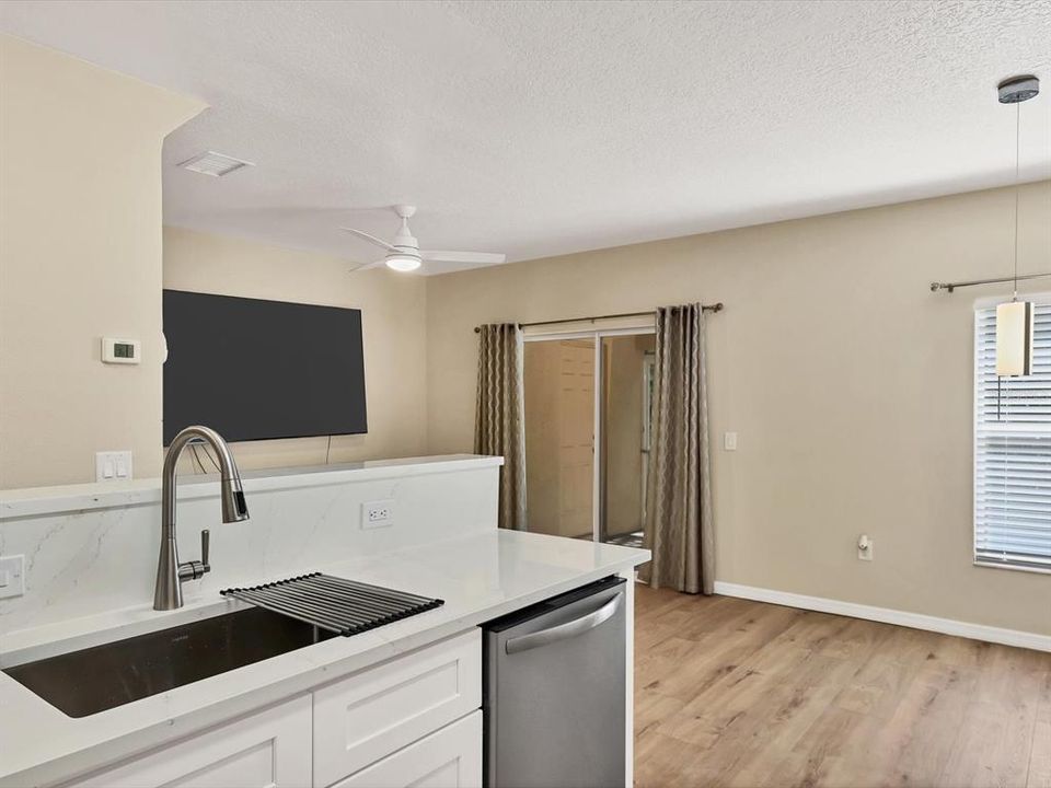 В аренду: $2,200 (2 спален, 2 ванн, 1160 Квадратных фут)
