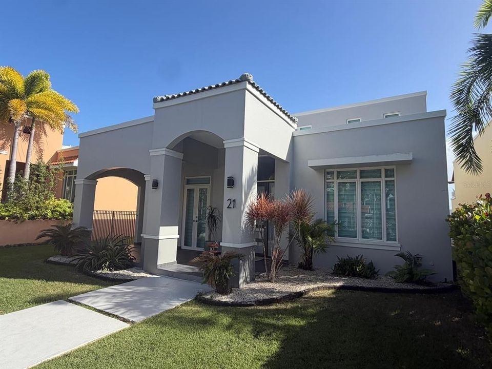Vendido Recientemente: $1,250,000 (4 camas, 3 baños, 3500 Pies cuadrados)