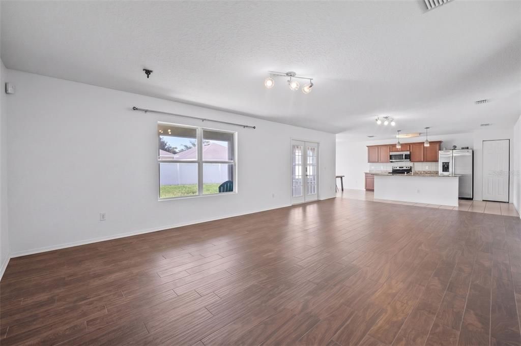 For Sale: $419,900 (3 beds, 2 baths, 1976 Square Feet)