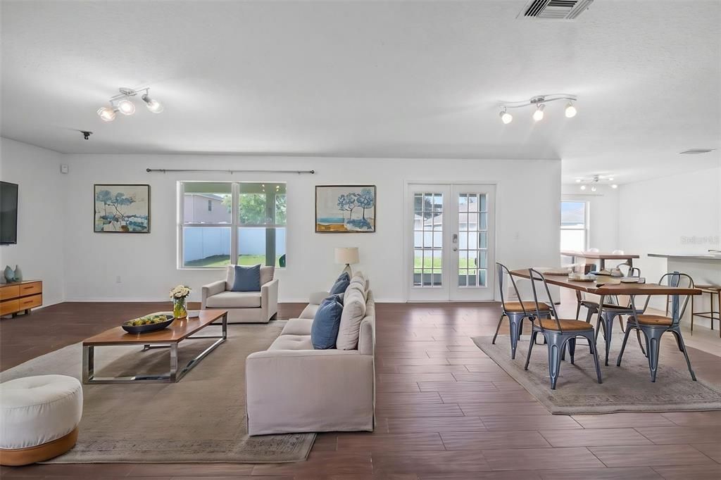 For Sale: $419,900 (3 beds, 2 baths, 1976 Square Feet)