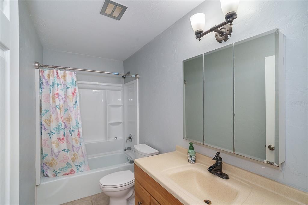 Activo con contrato: $240,000 (3 camas, 2 baños, 1824 Pies cuadrados)