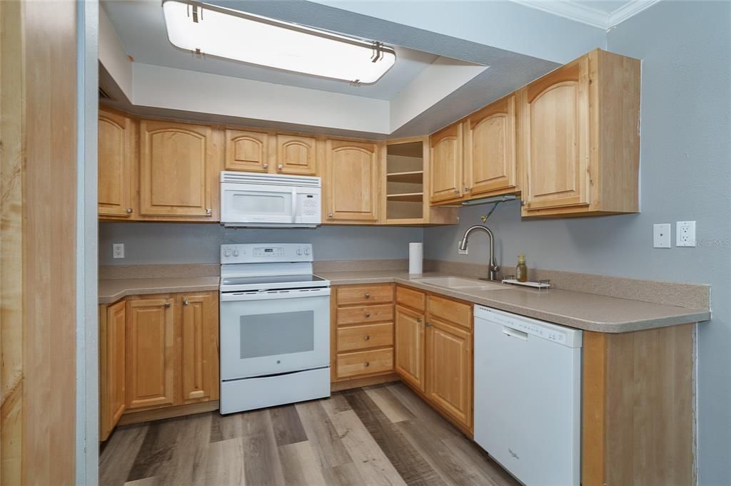 Activo con contrato: $240,000 (3 camas, 2 baños, 1824 Pies cuadrados)