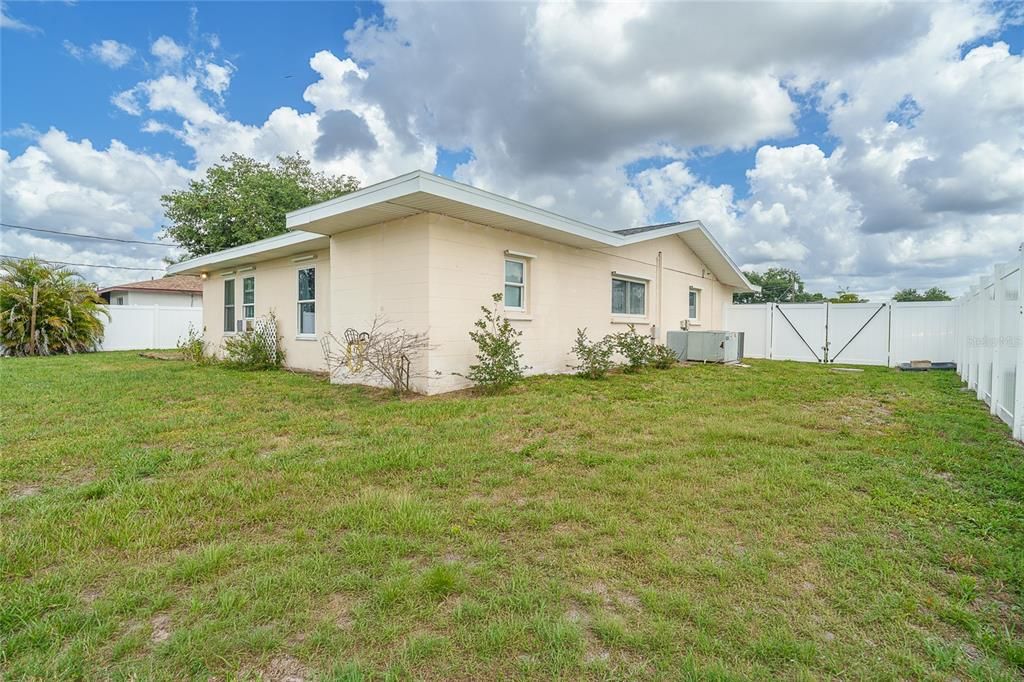 Activo con contrato: $240,000 (3 camas, 2 baños, 1824 Pies cuadrados)