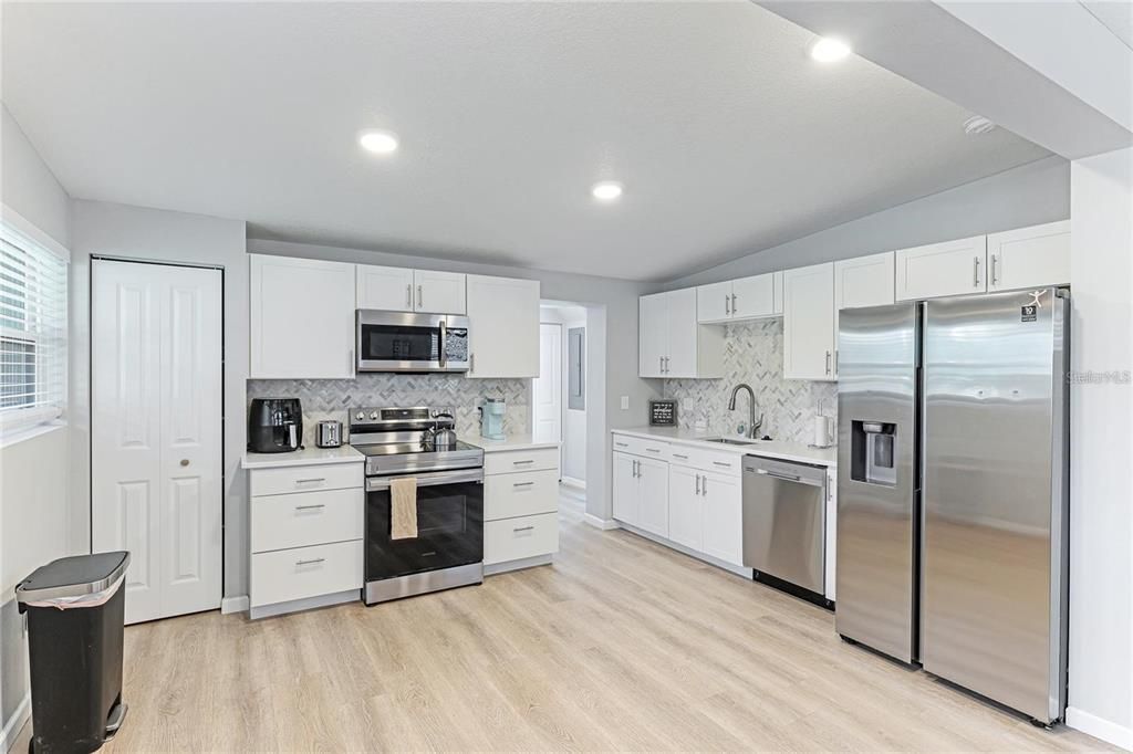 For Rent: $2,300 (3 beds, 1 baths, 1174 Square Feet)