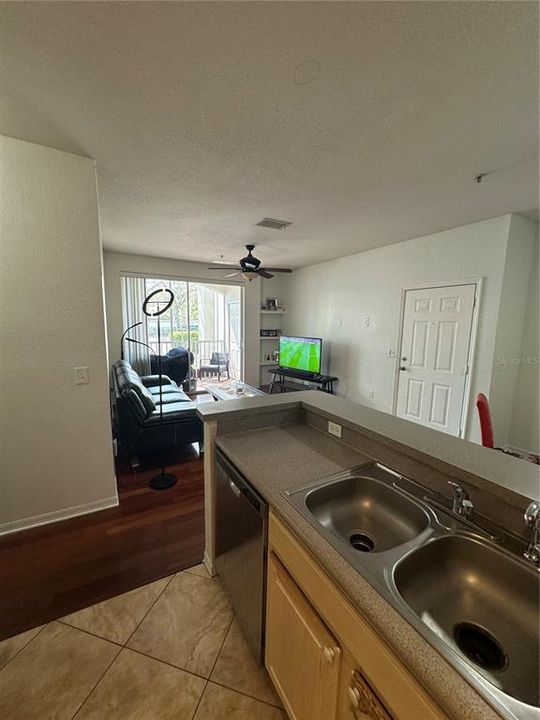 For Sale: $160,000 (2 beds, 1 baths, 848 Square Feet)