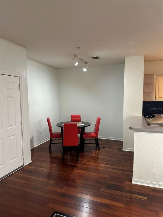 For Sale: $160,000 (2 beds, 1 baths, 848 Square Feet)