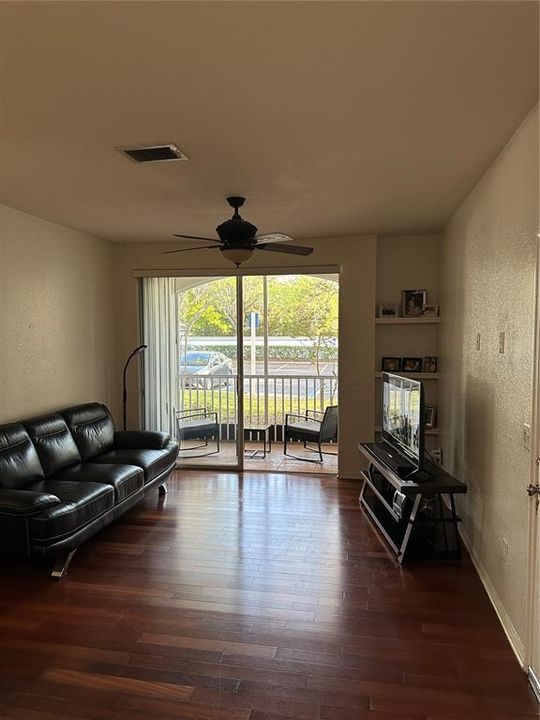 For Sale: $160,000 (2 beds, 1 baths, 848 Square Feet)
