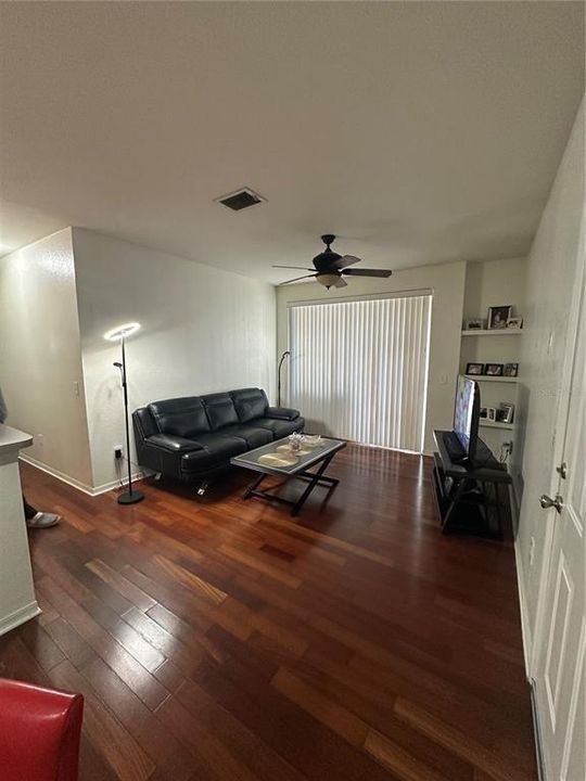 For Sale: $160,000 (2 beds, 1 baths, 848 Square Feet)