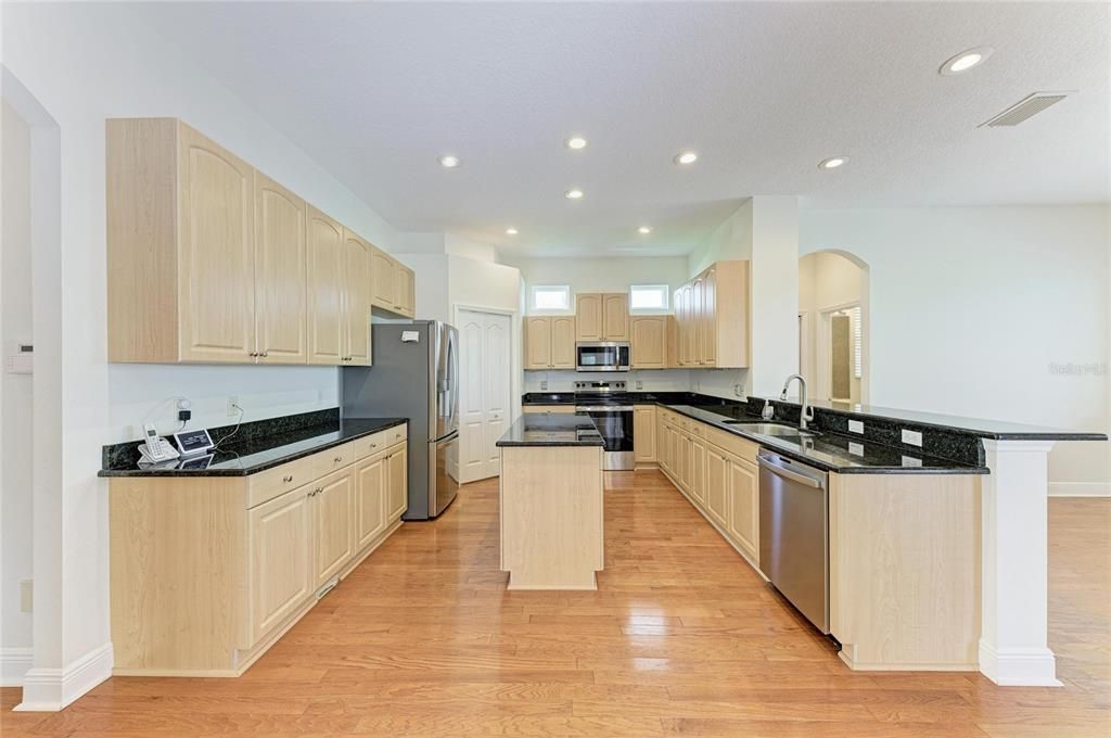 Activo con contrato: $950,000 (4 camas, 4 baños, 3585 Pies cuadrados)