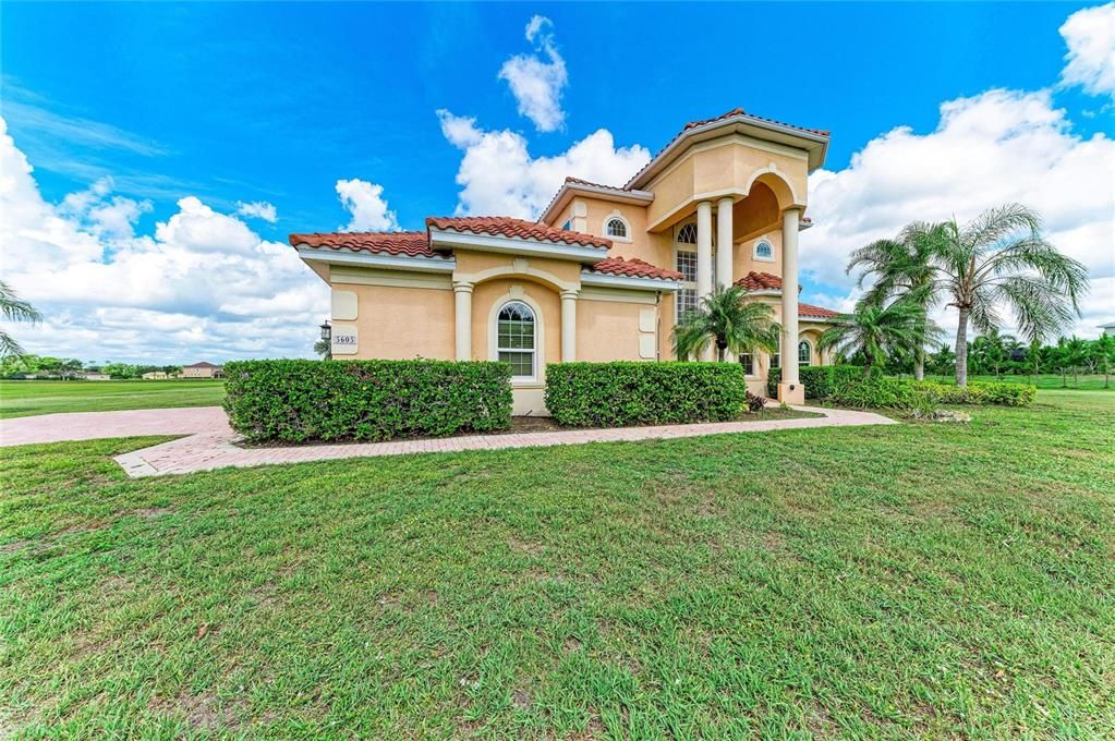 Activo con contrato: $950,000 (4 camas, 4 baños, 3585 Pies cuadrados)