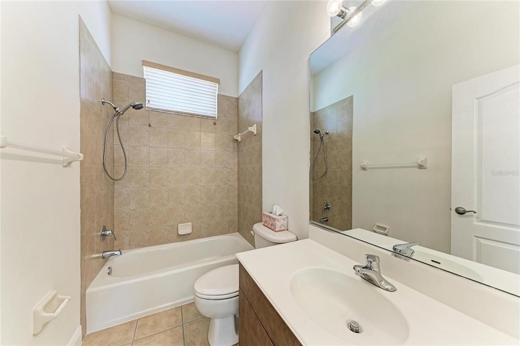 Activo con contrato: $950,000 (4 camas, 4 baños, 3585 Pies cuadrados)