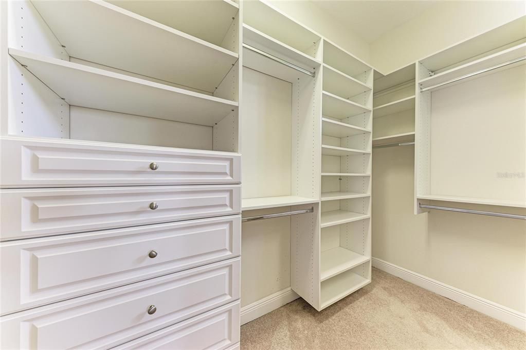 Activo con contrato: $950,000 (4 camas, 4 baños, 3585 Pies cuadrados)