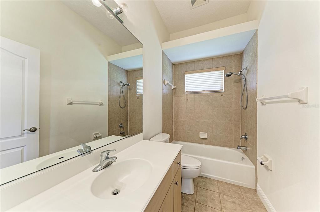 Activo con contrato: $950,000 (4 camas, 4 baños, 3585 Pies cuadrados)