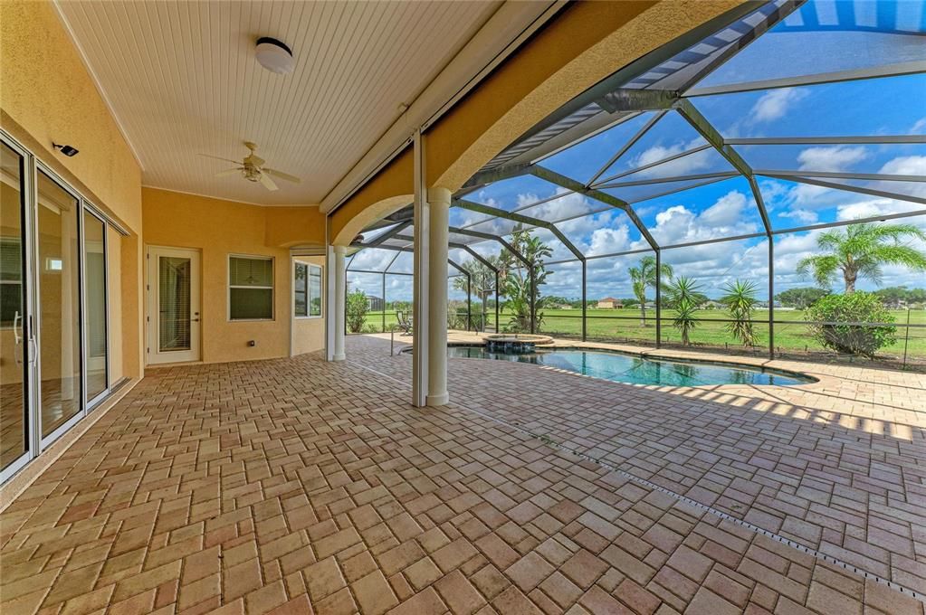 Activo con contrato: $950,000 (4 camas, 4 baños, 3585 Pies cuadrados)