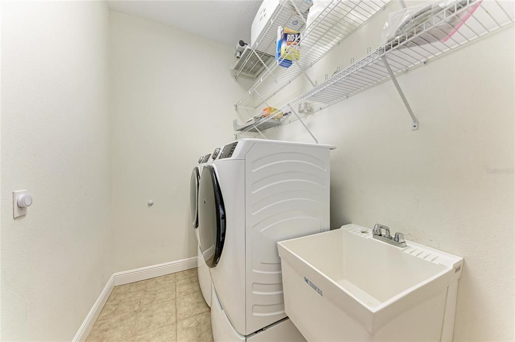 Activo con contrato: $950,000 (4 camas, 4 baños, 3585 Pies cuadrados)