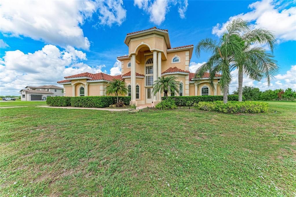 Activo con contrato: $950,000 (4 camas, 4 baños, 3585 Pies cuadrados)