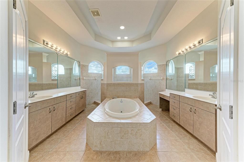 Activo con contrato: $950,000 (4 camas, 4 baños, 3585 Pies cuadrados)