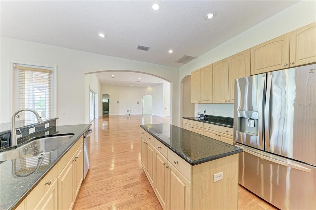 Activo con contrato: $950,000 (4 camas, 4 baños, 3585 Pies cuadrados)