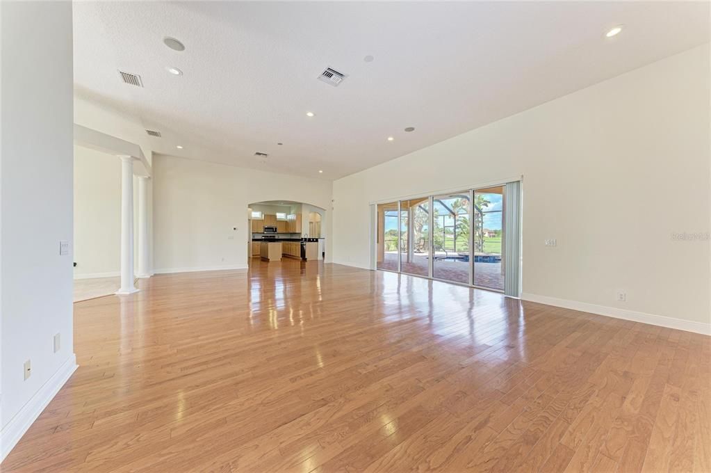 Activo con contrato: $950,000 (4 camas, 4 baños, 3585 Pies cuadrados)